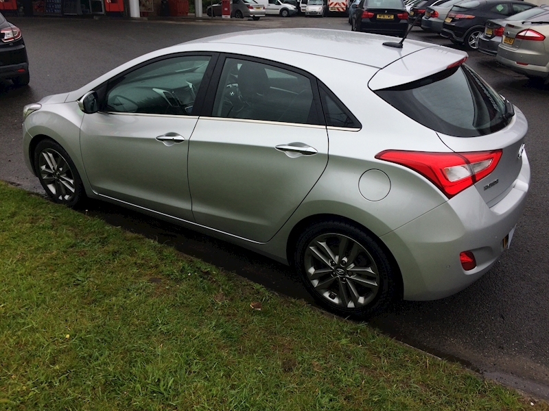 Hyundai 1.6 CRDi Blue Drive Premium Hatchback 5dr Diesel Manual (102 g/km, 134 bhp)