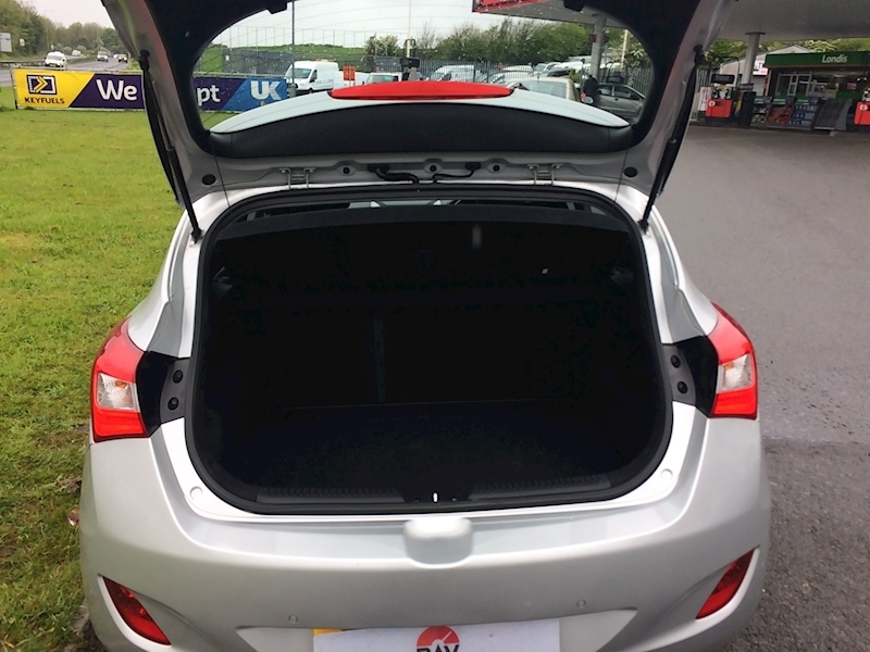 Hyundai 1.6 CRDi Blue Drive Premium Hatchback 5dr Diesel Manual (102 g/km, 134 bhp)