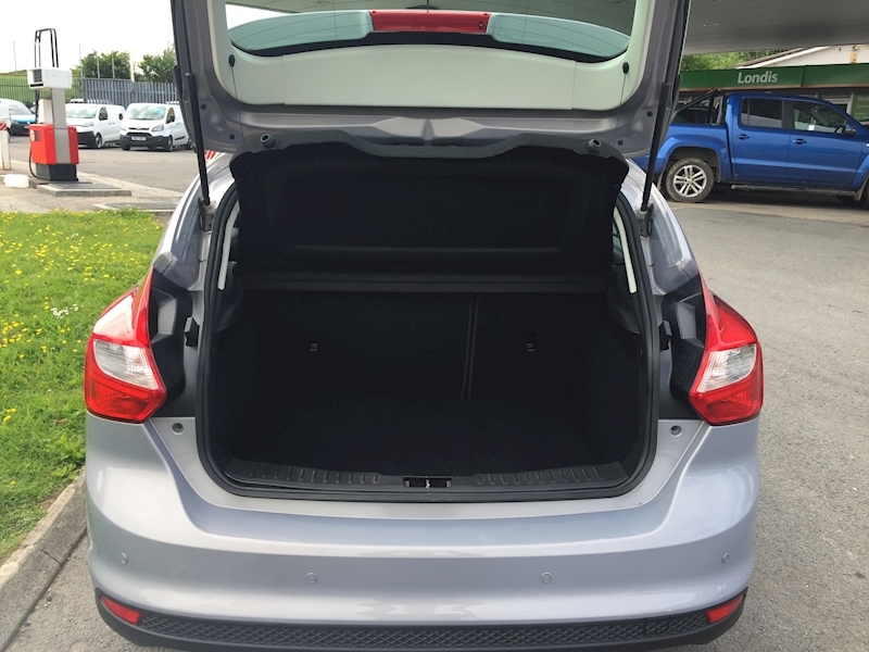 Ford 1.6 Zetec Hatchback 5dr Petrol Manual (136 g/km, 103 bhp)