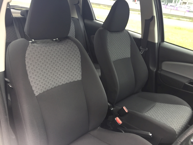 Toyota 1.33 Dual VVT-i Icon Hatchback 5dr Petrol Multidrive S Euro 5 Euro 5 (99 ps)