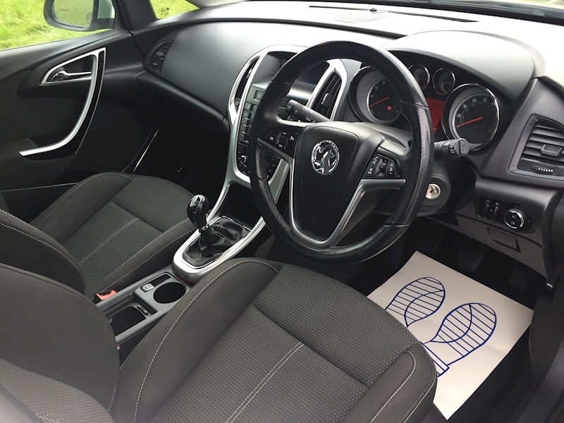 Vauxhall SRi Hatchback 1.6 Manual Petrol