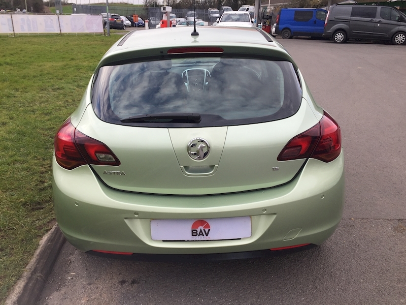 Vauxhall SRi Hatchback 1.6 Manual Petrol