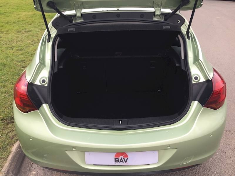 Vauxhall SRi Hatchback 1.6 Manual Petrol