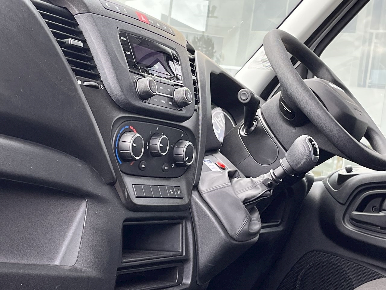 Iveco Daily 35-210 Hi-Matic Schoon Combi Van (2023) Exterior and Interior 