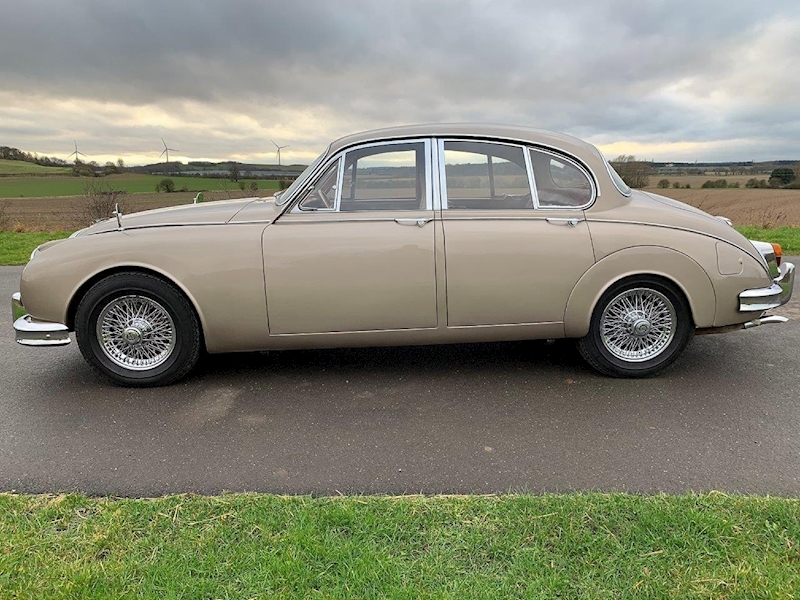 Daimler 250 V8 Daimler V8 2.5 4dr Saloon manual Petrol