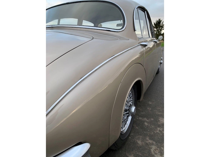 Daimler 250 V8 Daimler V8 2.5 4dr Saloon manual Petrol