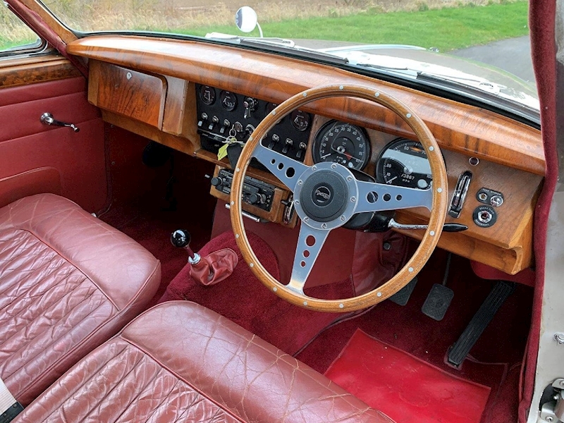 Daimler 250 V8 Daimler V8 2.5 4dr Saloon manual Petrol