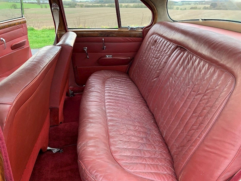 Daimler 250 V8 Daimler V8 2.5 4dr Saloon manual Petrol