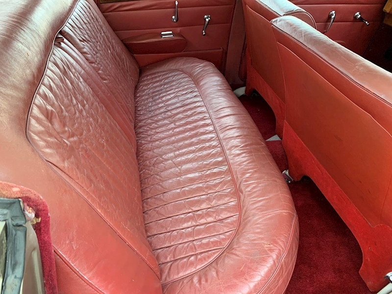 Daimler 250 V8 Daimler V8 2.5 4dr Saloon manual Petrol