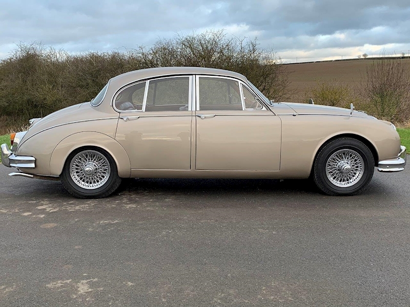 Daimler 250 V8 Daimler V8 2.5 4dr Saloon manual Petrol