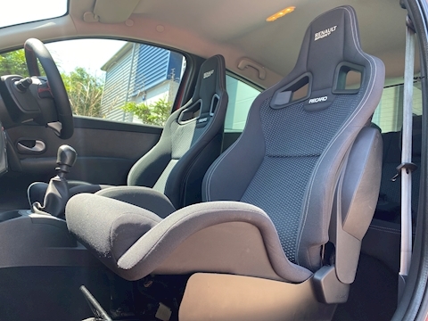 2.0 16v Renaultsport F1 Team Hatchback 3dr Petrol Manual (199 g/km, 197 bhp)