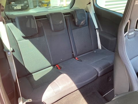 2.0 16v Renaultsport F1 Team Hatchback 3dr Petrol Manual (199 g/km, 197 bhp)