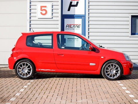 Clio 2.0 16v Renaultsport Trophy Hatchback 3dr Petrol Manual (194 g/km, 182 bhp)