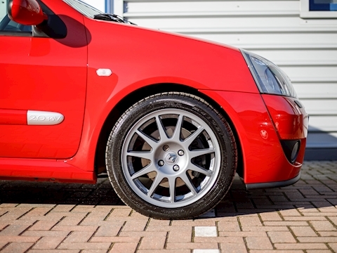 Clio 2.0 16v Renaultsport Trophy Hatchback 3dr Petrol Manual (194 g/km, 182 bhp)