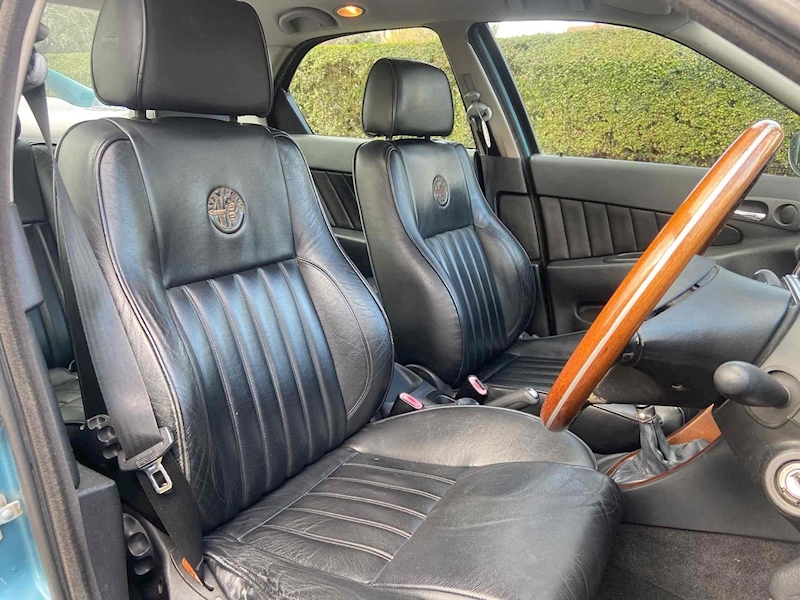 Alfa Romeo 2.5 V6 24V Saloon 4dr Petrol Manual (271 g/km, 190 bhp)