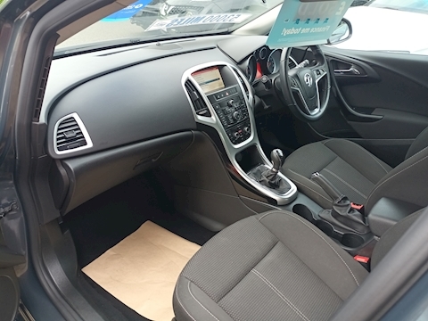 Astra i Tech Line GT Hatchback 1.6 Manual Petrol