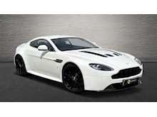 ASTON MARTIN V12 VANTAGE S FINIHSED IN PEARLSCENT WHITE