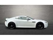 ASTON MARTIN V12 VANTAGE S FINIHSED IN PEARLSCENT WHITE