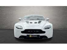 ASTON MARTIN V12 VANTAGE S FINIHSED IN PEARLSCENT WHITE