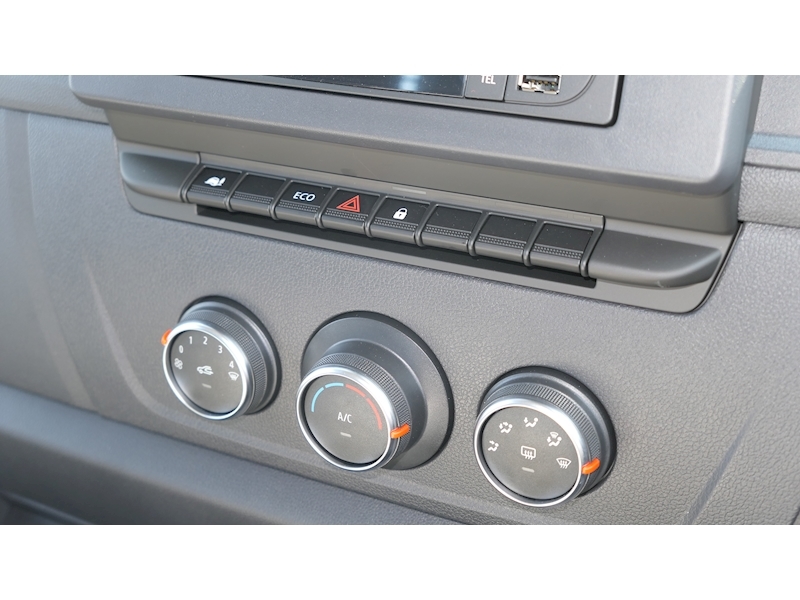 Renault 2.3 dCi 35 Business Dropside 4dr Diesel Manual RWD LWB Euro 6 (Rear Corner Pillars) (130 ps)