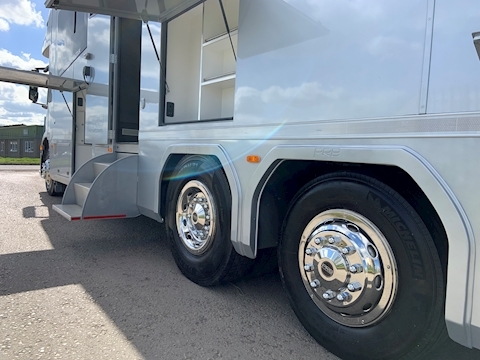 PRB R320 Auto 7.7 Livestock carrier Automatic Diesel