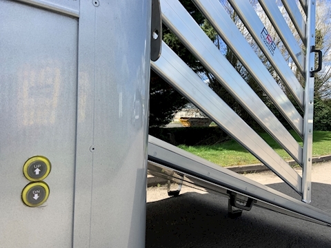 PRB R320 Auto 7.7 Livestock carrier Automatic Diesel