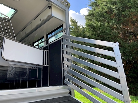 PRB R320 Auto 7.7 Livestock carrier Automatic Diesel