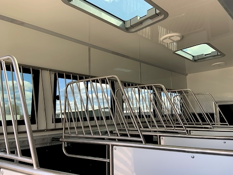 PRB R320 Auto 7.7 Livestock carrier Automatic Diesel