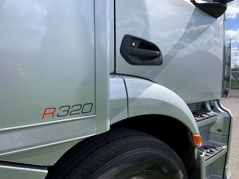 PRB R320 Auto 7.7 Livestock carrier Automatic Diesel