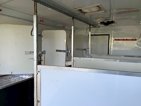 4 Horse Manual 12.0 Livestock Carrier Manual Diesel