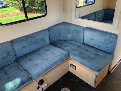 4 Horse Manual 12.0 Livestock Carrier Manual Diesel