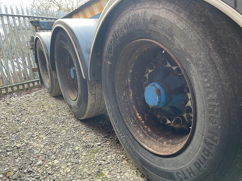 Dennison Skeletal Trailer