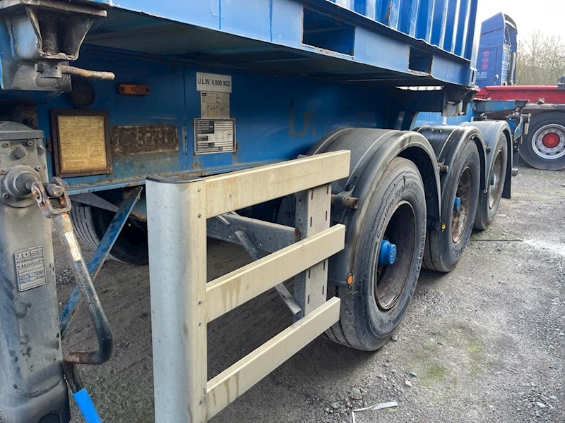 Dennison Skeletal Trailer