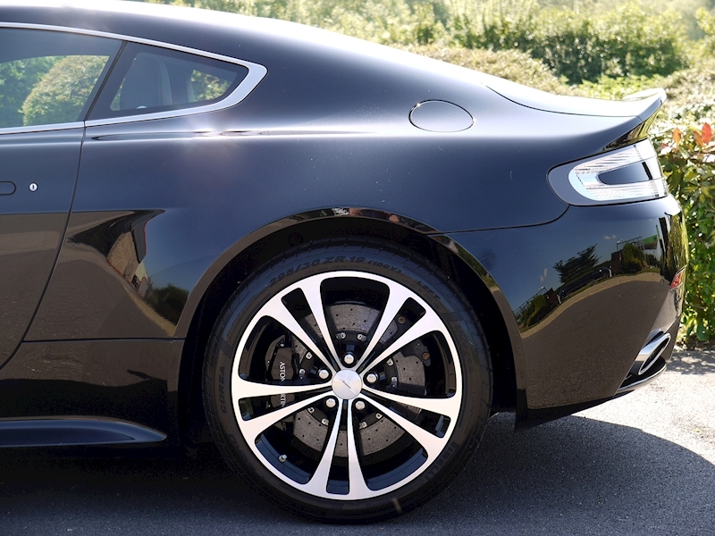 Aston Martin V12 Vantage Carbon Black Edition - Large 4