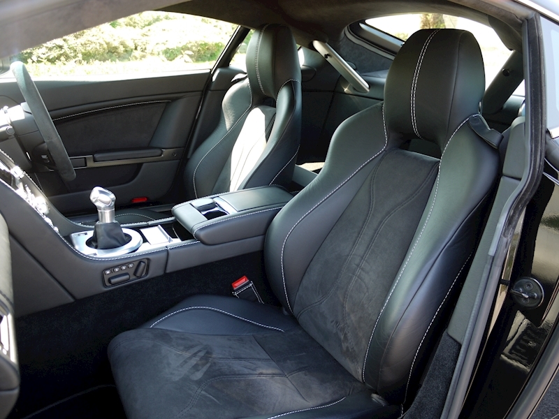 Aston Martin V12 Vantage Carbon Black Edition - Large 5