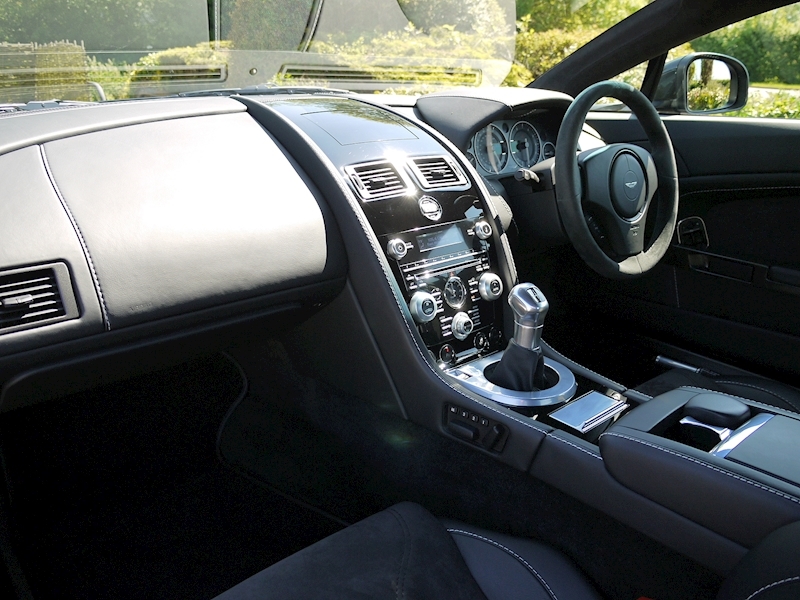Aston Martin V12 Vantage Carbon Black Edition - Large 6
