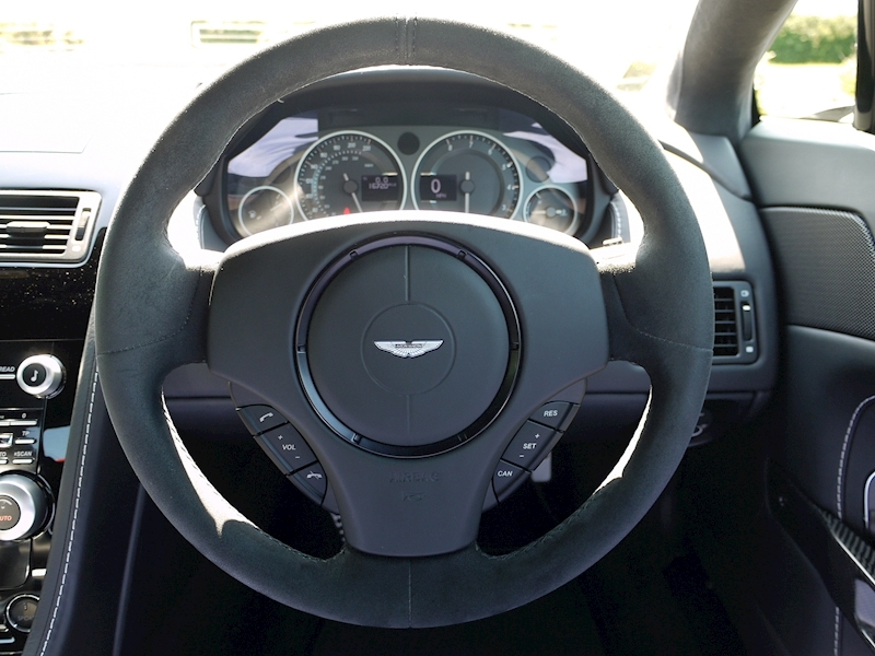 Aston Martin V12 Vantage Carbon Black Edition - Large 23
