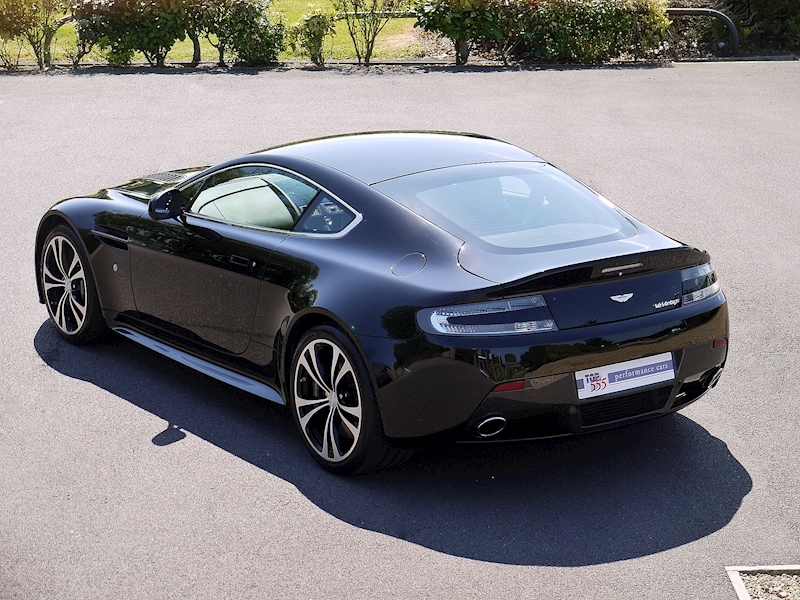 Aston Martin V12 Vantage Carbon Black Edition - Large 26