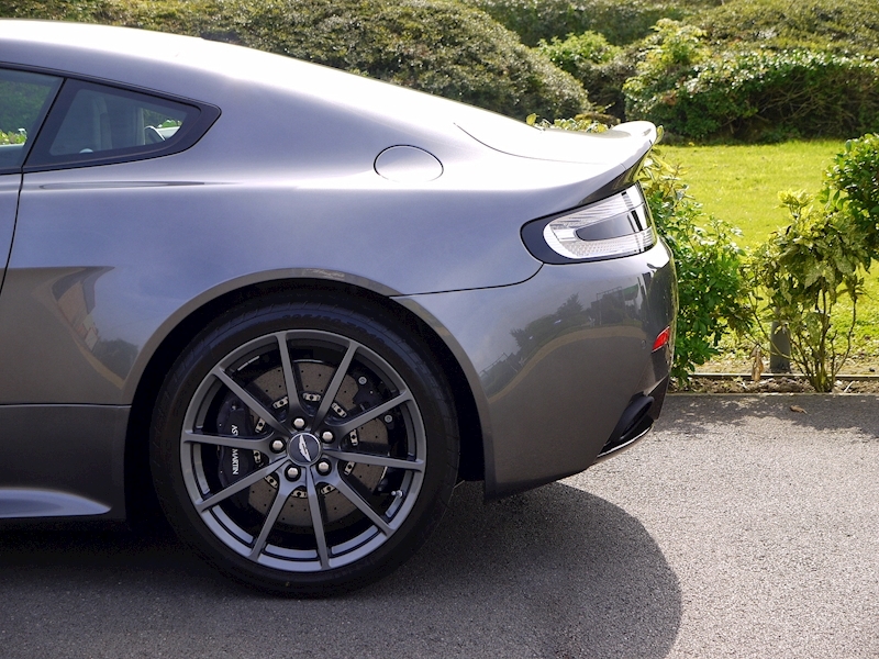 Aston Martin V12 Vantage S - Manual - Large 4