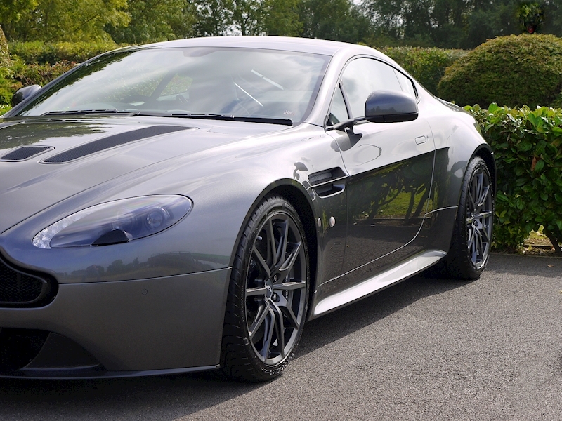 Aston Martin V12 Vantage S - Manual - Large 22