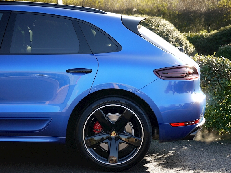 Porsche Macan Turbo with Performance Package 3.6 PDK - Large 3