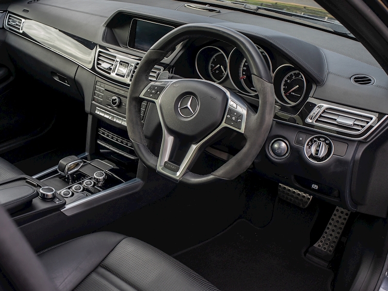 Mercedes-Benz E63 AMG 5.5 V8 Saloon - Large 2