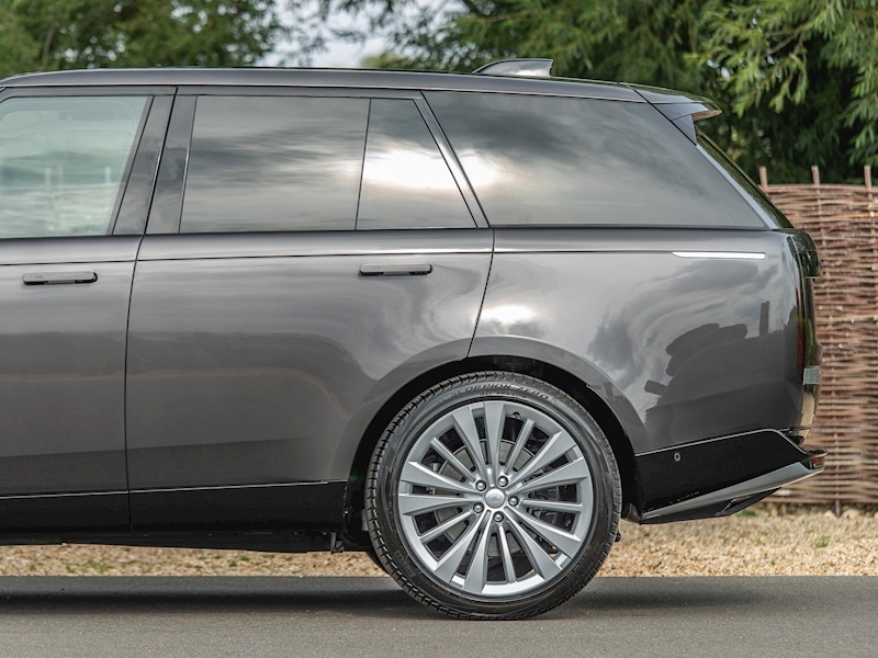 Range Rover Autobiography V8 First Edition (P530) - New Model - Large 11