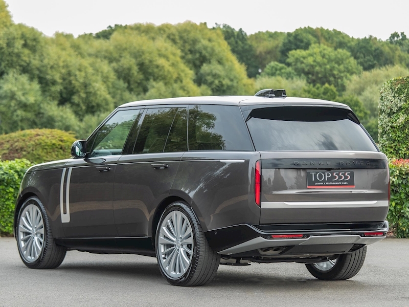 Range Rover Autobiography V8 First Edition (P530) - New Model - Large 14