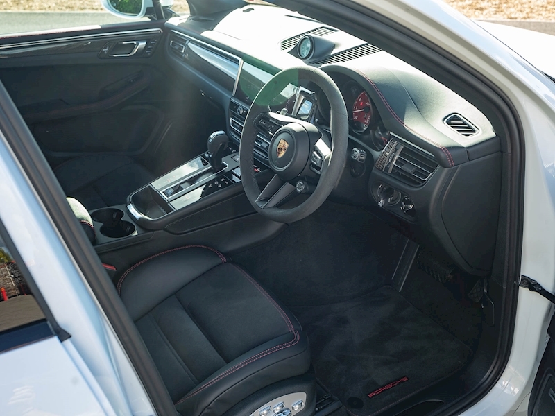 Porsche Macan GTS - New Model - Large 1