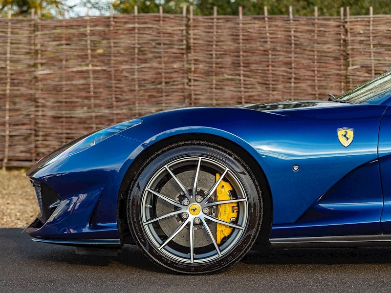 Ferrari 812 Superfast - Large 5