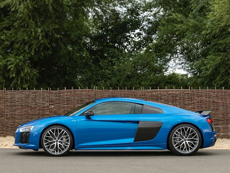 Audi R8 V10 Plus Quattro S-Tronic - Large 2