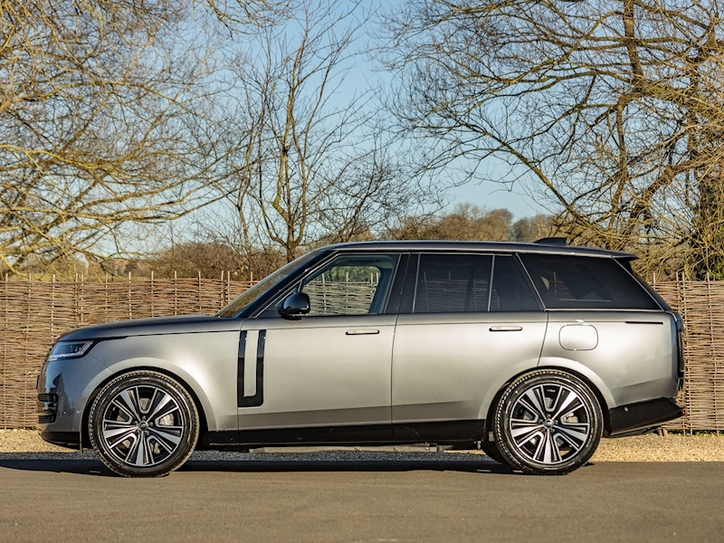 Range Rover P440e SE 3.0 (440 bhp) - Black Exterior Pack - Large 3