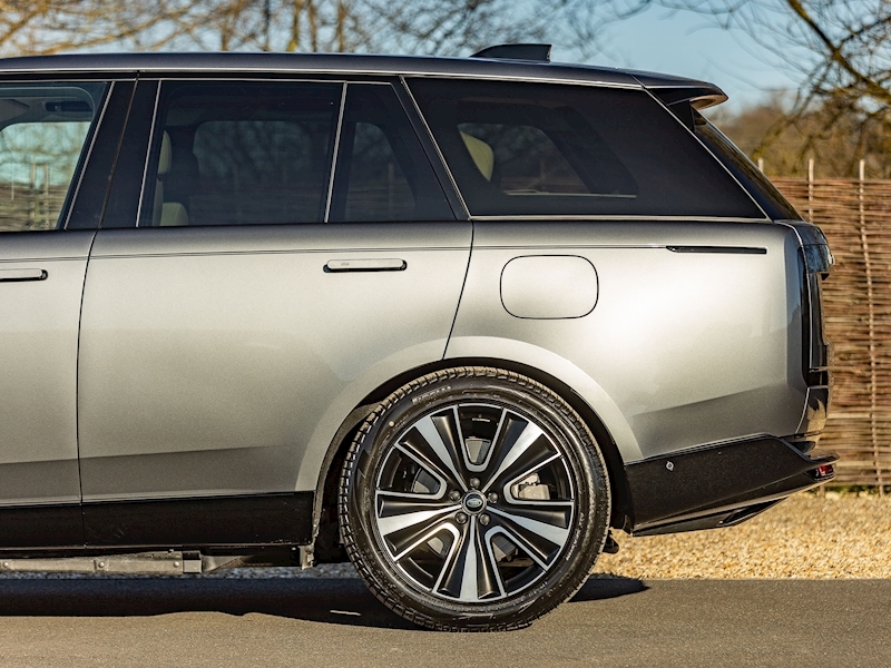 Range Rover P440e SE 3.0 (440 bhp) - Black Exterior Pack - Large 7