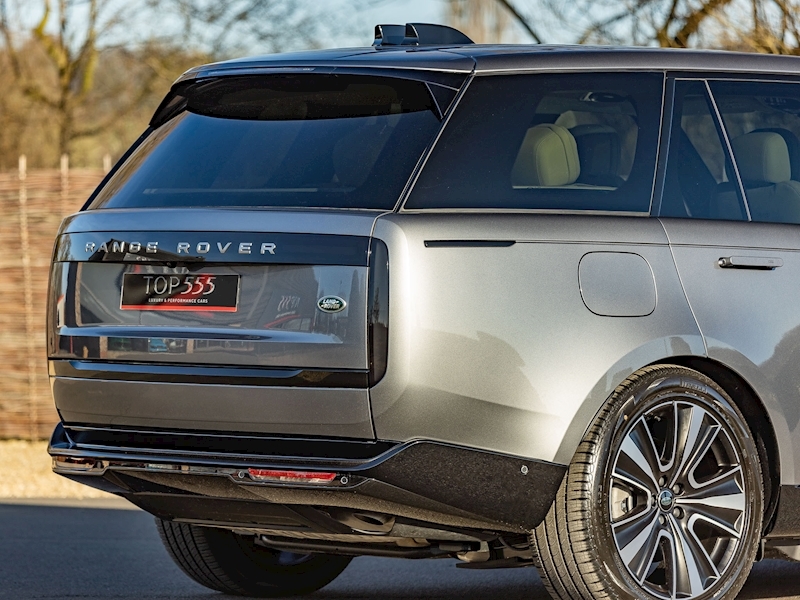 Range Rover P440e SE 3.0 (440 bhp) - Black Exterior Pack - Large 10